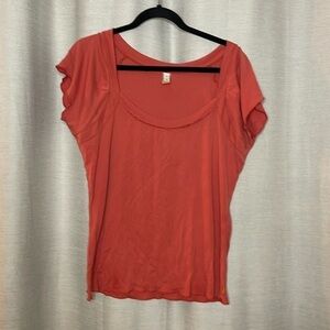 LUCY SCOOP NECK CORAL TEE (XL)